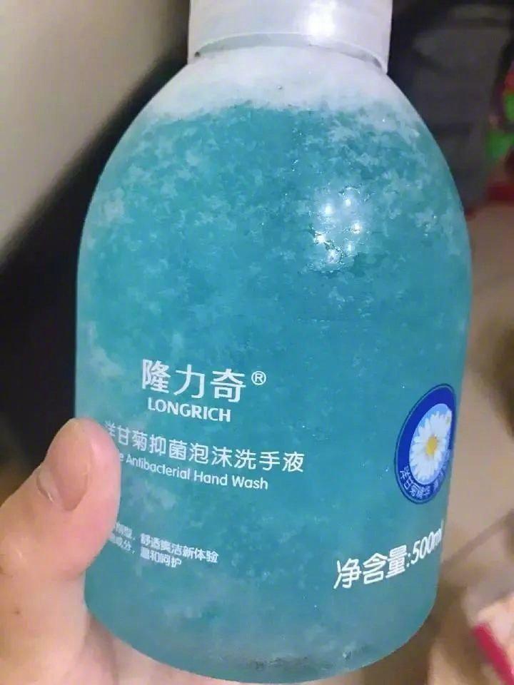 陈慧琳穿羽绒服演唱还被冻成表情包,一看演出地点,网友都笑了