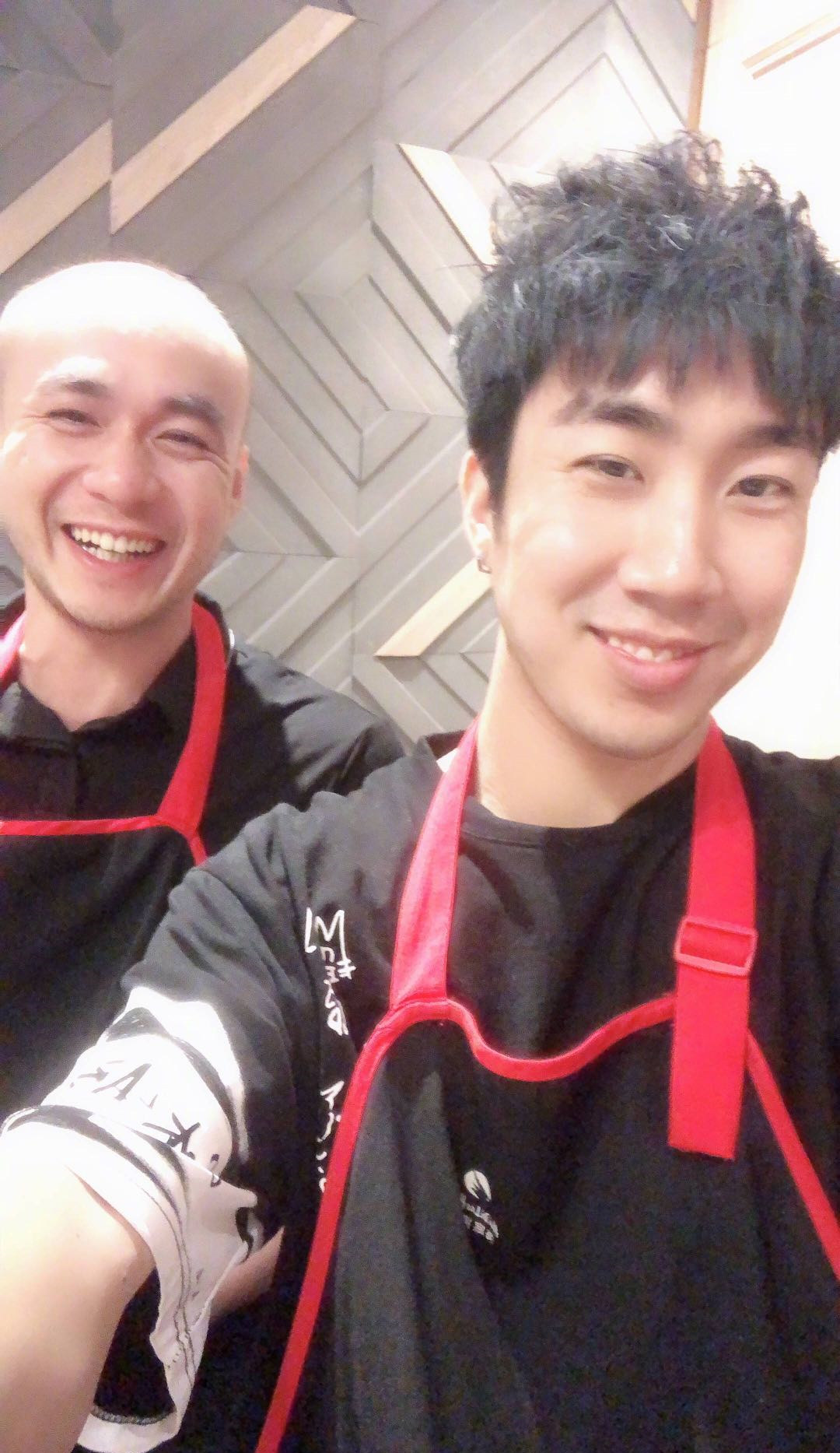 骚男活成他想要的样子：打耳钉，锡纸烫成“渣男”首晒好哥们！