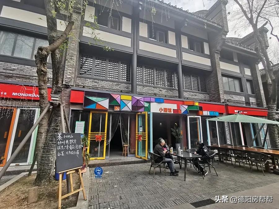 在这些酒精浓度50°的德阳街头,“耍家们”找到了商机