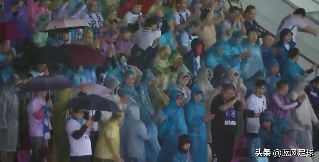 国安球员为球童遮雨,浙江队队员为球童遮雨