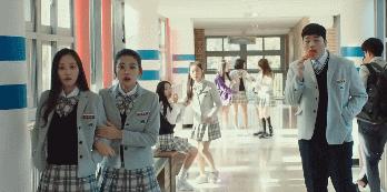 男高中生当众狂吻老阿姨，真情流露被骂变态，喜剧片拍出新高度