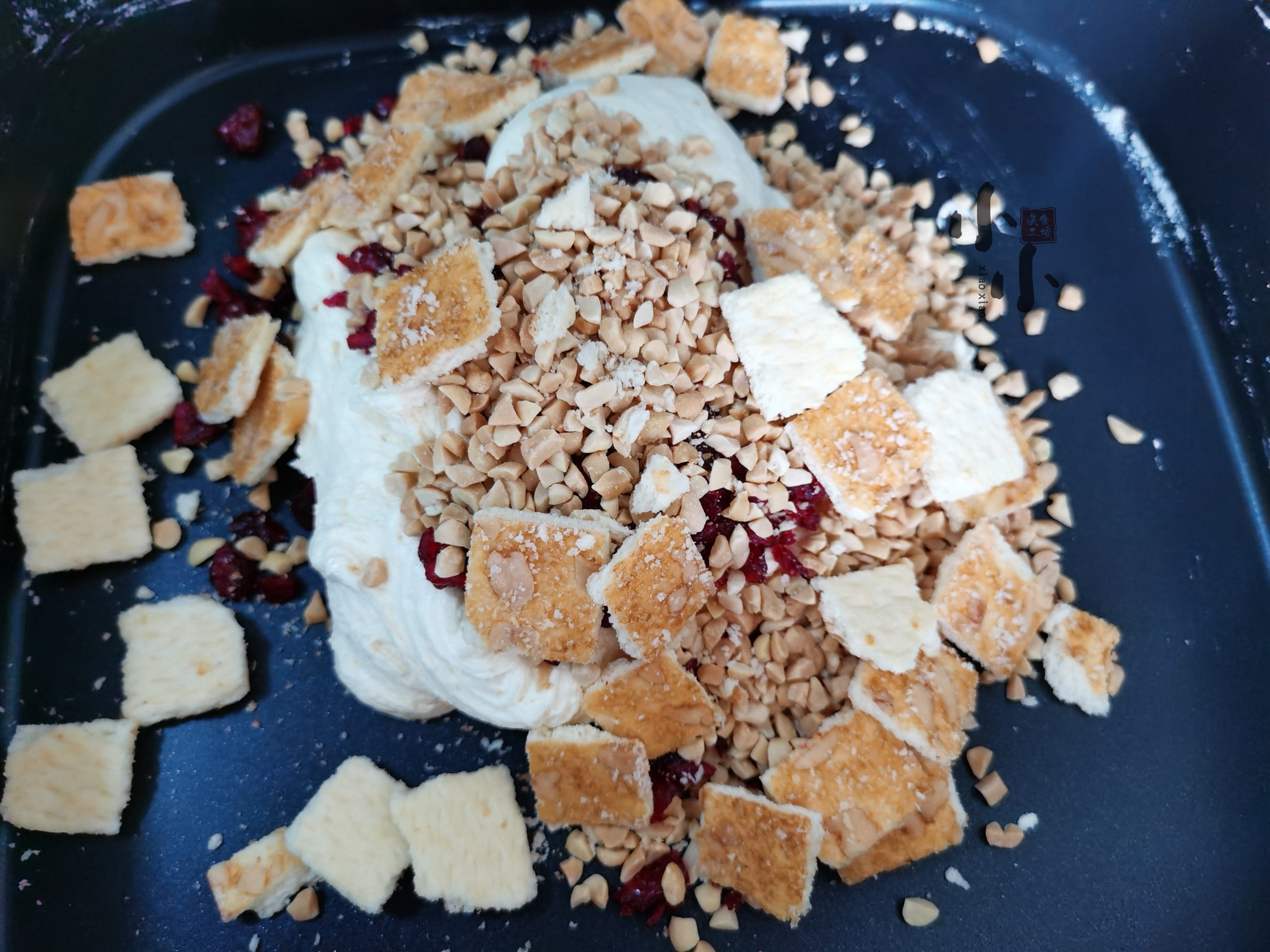 酥脆软糯的牛轧糖好吃到停不下来,绝对不粘锅的牛轧糖的做法步骤