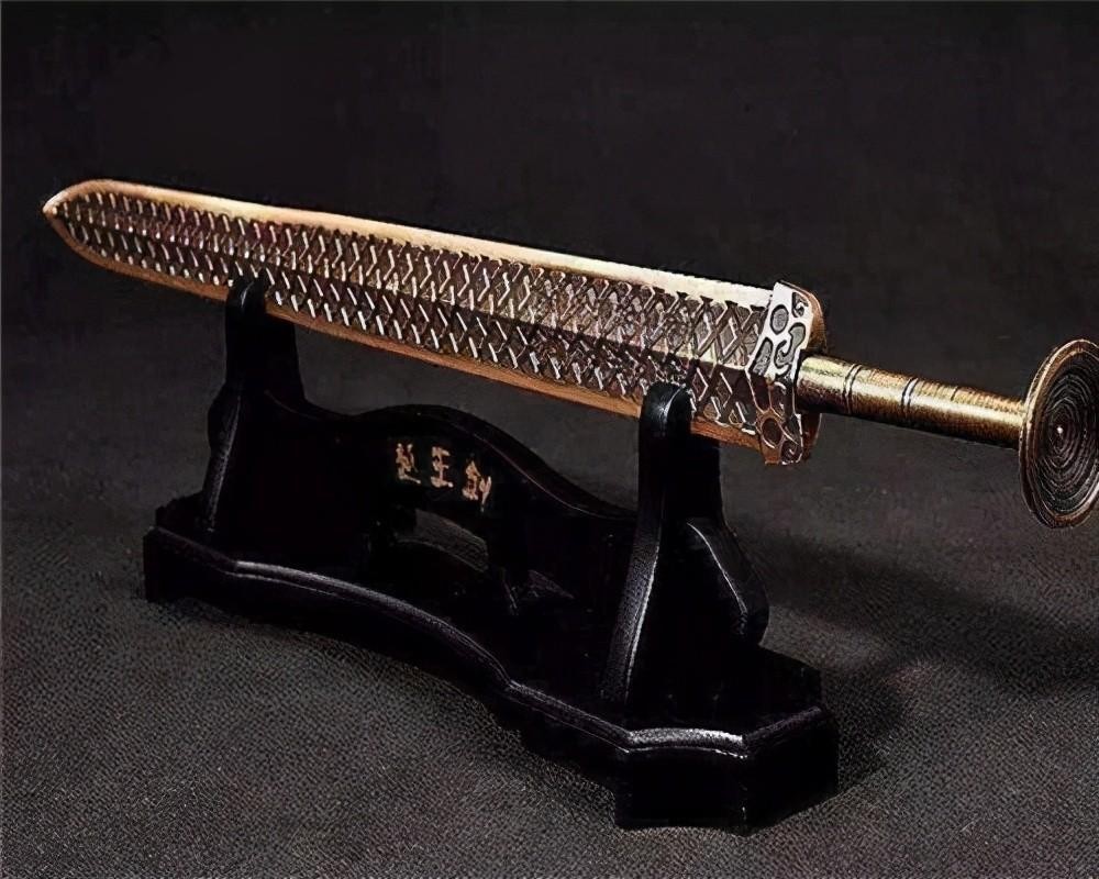 老农捡到古董宝剑竟然价值800w,专家文物低价买进高价卖出