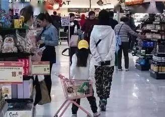 六岁女儿跪地痛哭,7岁女孩跪地哭诉