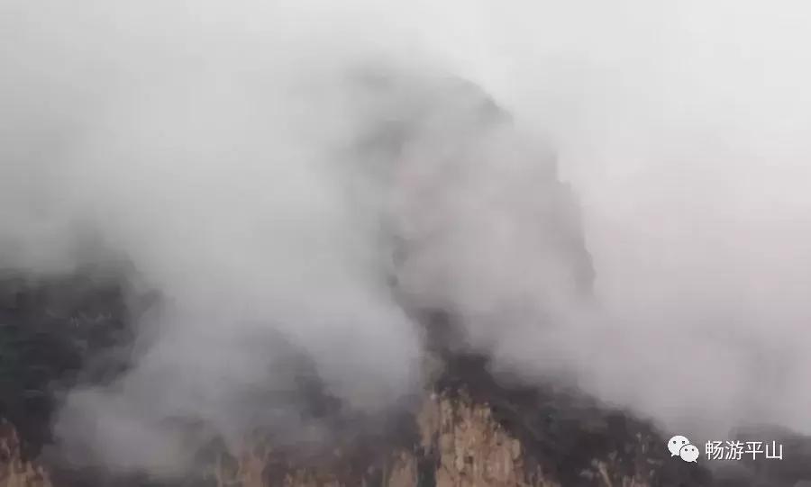 暮春之雨潇潇落，仙山云雾缥缈间~