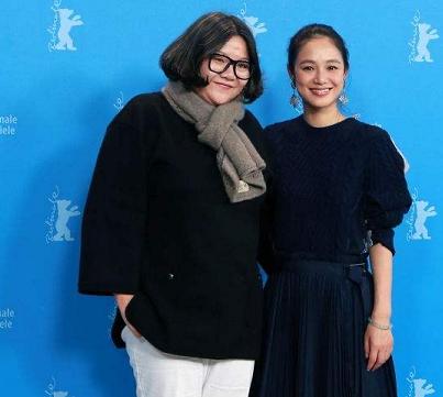 华为小公主和洪晃隔空撞衫，一个秀豪宅外的雪山，一个豪宅里遛狗