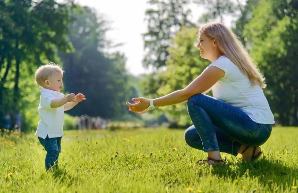 儿童不愿意多走路老是要抱抱,孩子不愿意走路总是要人抱