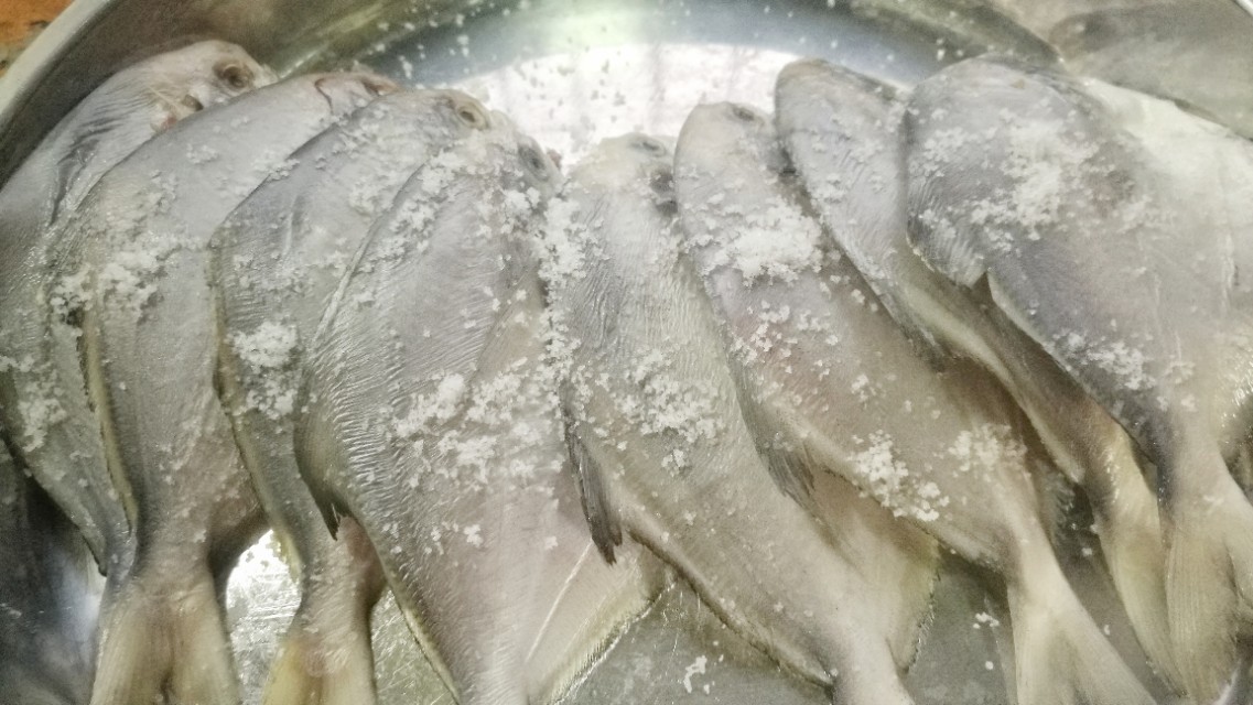 小鲳鱼怎么做好吃又简单清蒸,小宝宝吃清蒸小鲳鱼的家常做法