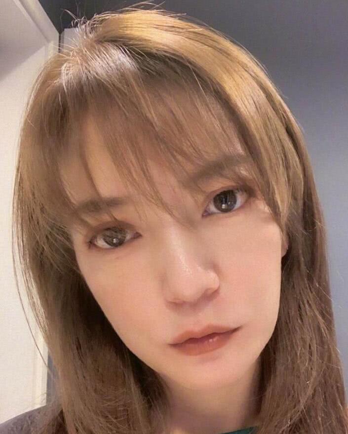 赵薇终于剪对发型!只剪了款空气刘海显青春,43岁嫩回23岁了