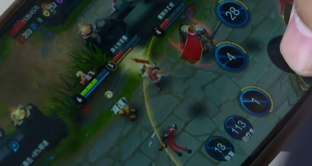 小孩玩王者荣耀花了1万妈妈打他,熊孩子王者荣耀疯狂充钱50多万