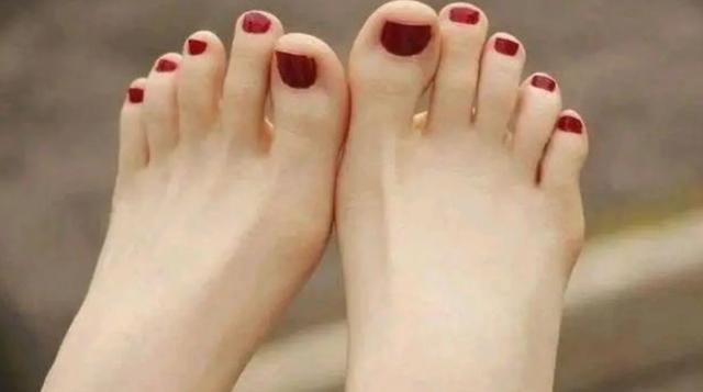女人长不长命看脚就知道了,女孩脚什么时候不长