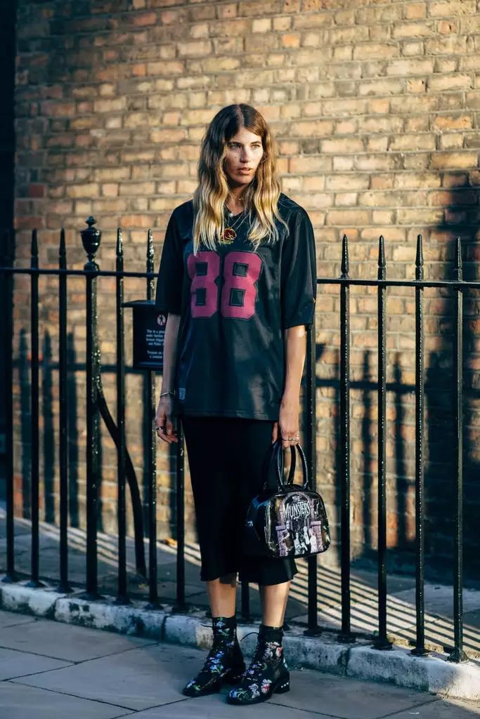 搭靴子穿的裙子秋冬款,裙子靴子秋冬搭配图