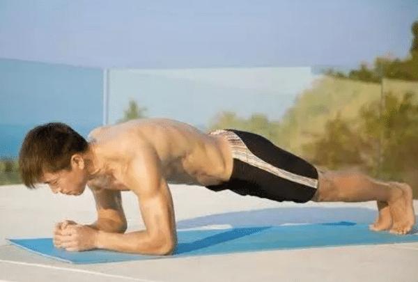 俯卧撑平板支撑哪个练核心力量好,为什么核心力量好平板支撑却很弱