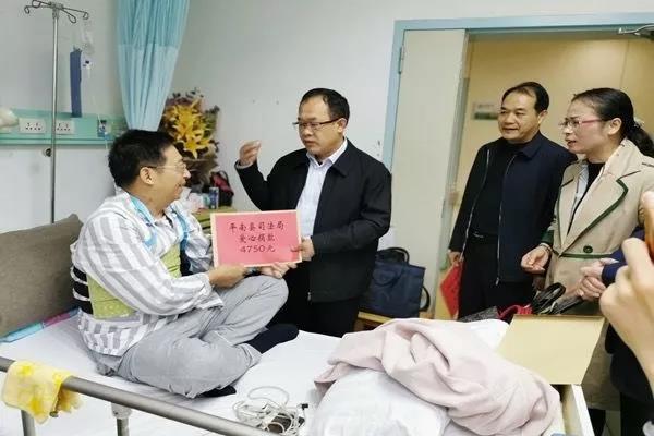 平南：这个冬天不再冷，社会各界踊跃捐款温暖扫黑民警