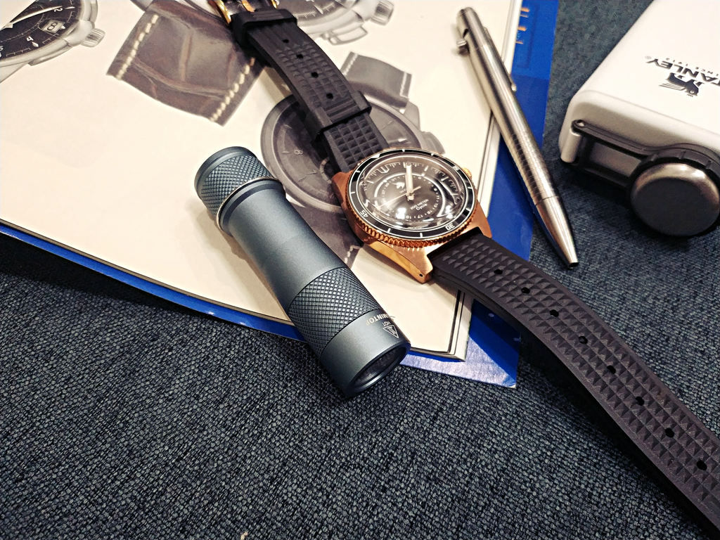 雷明兔fw4x手电,雷明兔fw4a手电筒评测