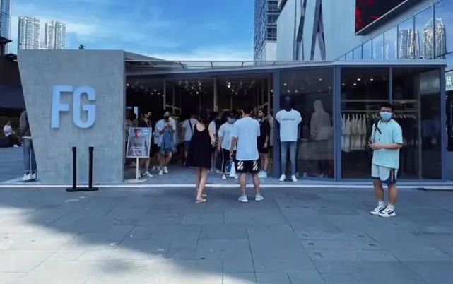 成都春熙路公然售假？FOG敬畏上帝ESSENTIALS合法山寨卖爆了···