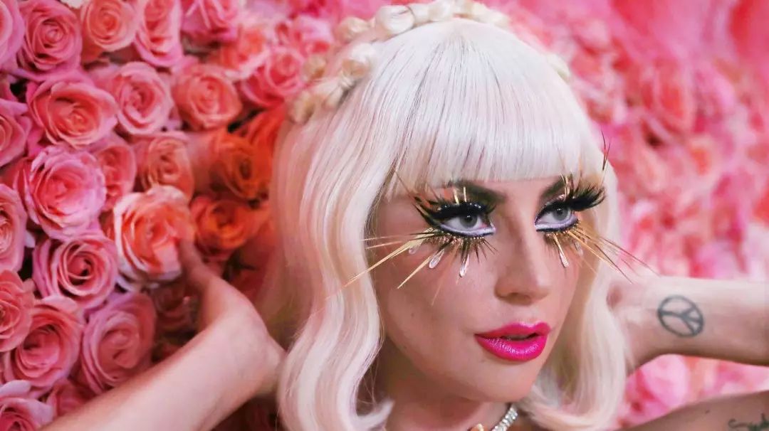 Dior花115万买她大片，雪奈做闺蜜，这个“丑女”才是真时尚