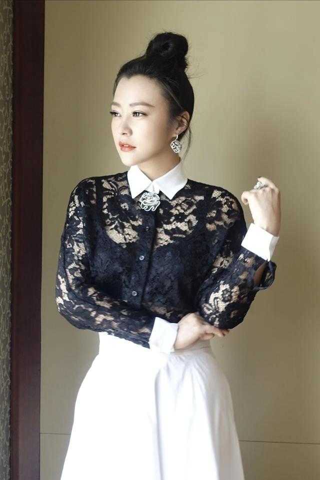 郝蕾身材真有料,穿黑色蕾丝上衣搭配白色半身裙,身材凹凸有致