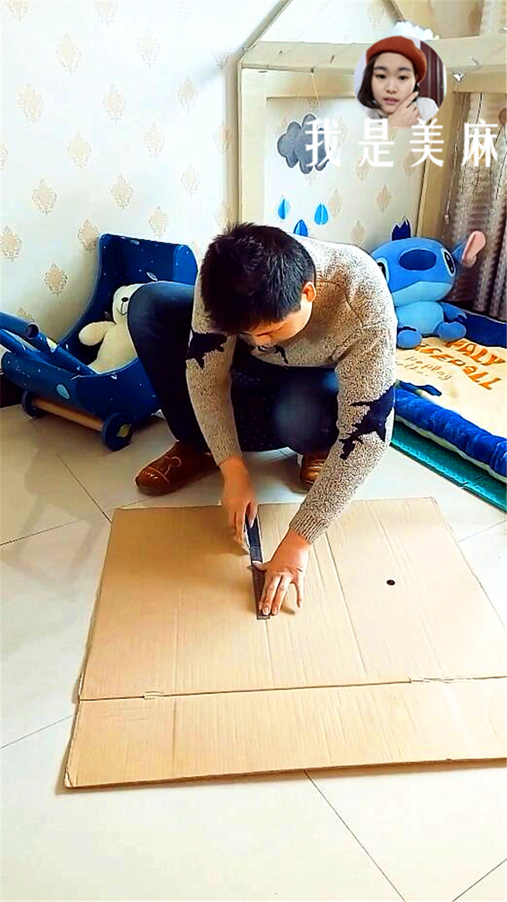 儿子用废纸箱做的手工,爸爸给孩子制作书桌