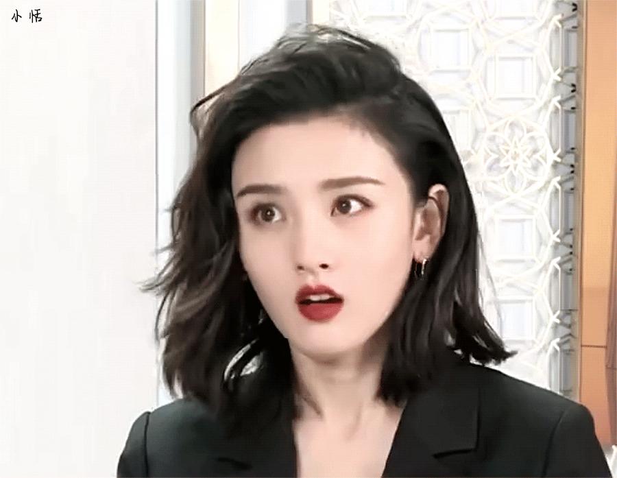 8位标准的都市美女，古装扮相略显违和，一换上现代装就艳丽逼人