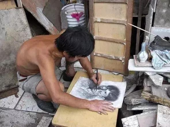 64岁疯子画家痴迷画画，作品堪称毕加索，专家痛批：小学生水平