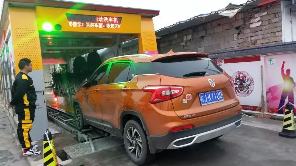 本想加个油，一不小心还蹭了个网红洗车