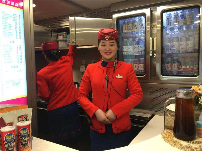 高铁餐吧服务员一份盒饭提成多少,高铁餐车服务员是干什么的