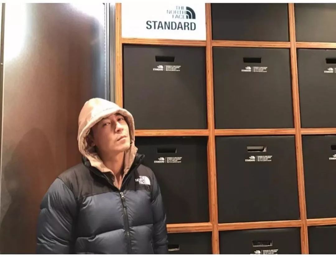 杨颖穿的新中式衣服是什么品牌,杨颖穿阿迪达斯羽绒服