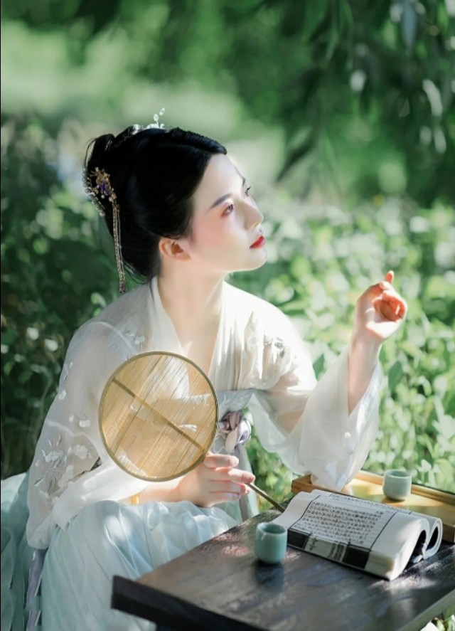 《七律》九首：月明渐觉滩声转，星散虚回波影同