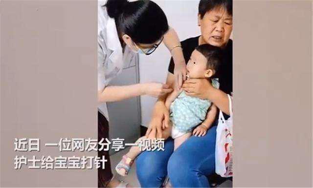 奶奶带孙子去打针哭了,奶奶带娃打针哭了