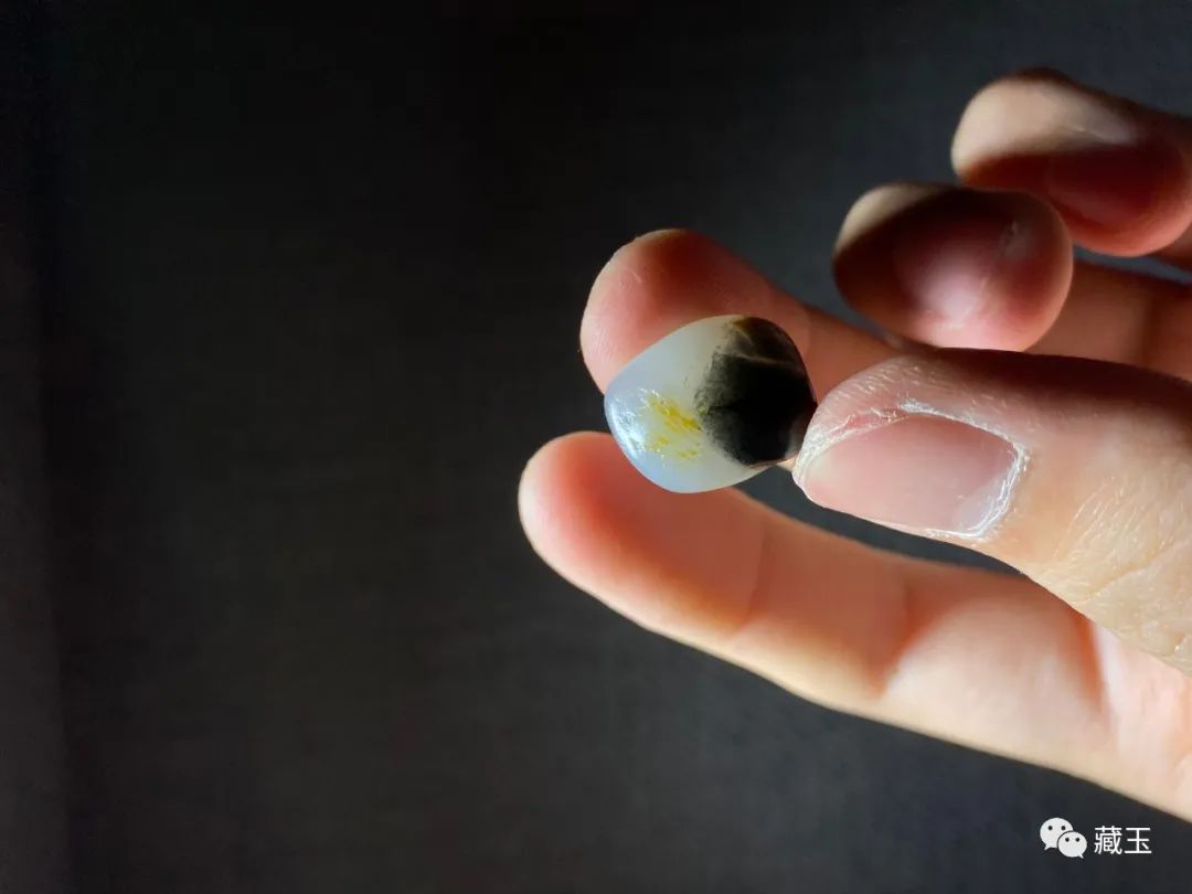 新疆和田玉籽料三色玉龙题材吊坠,和田玉籽料三色青花籽料多少钱