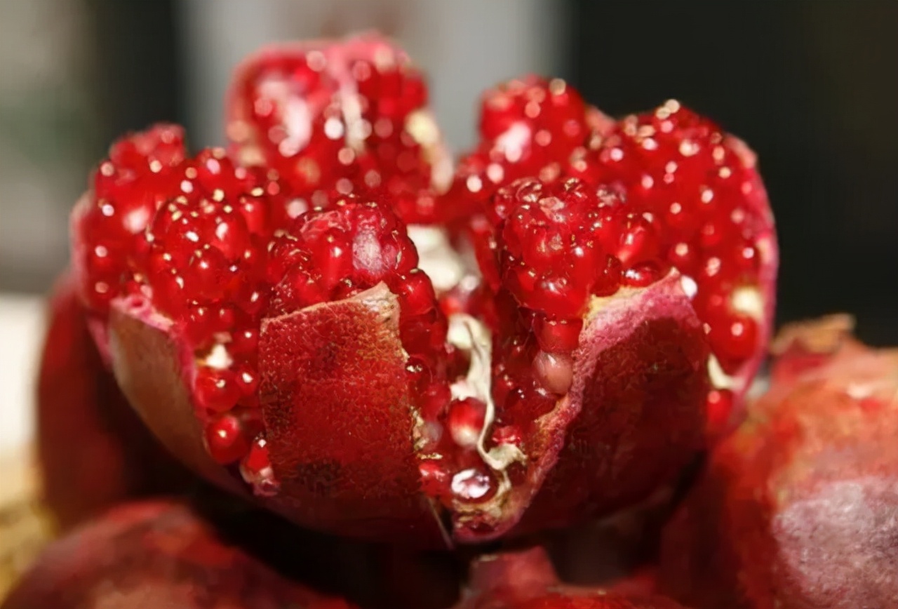 秋天吃石榴对身体有没有伤害,秋季石榴可以多吃吗
