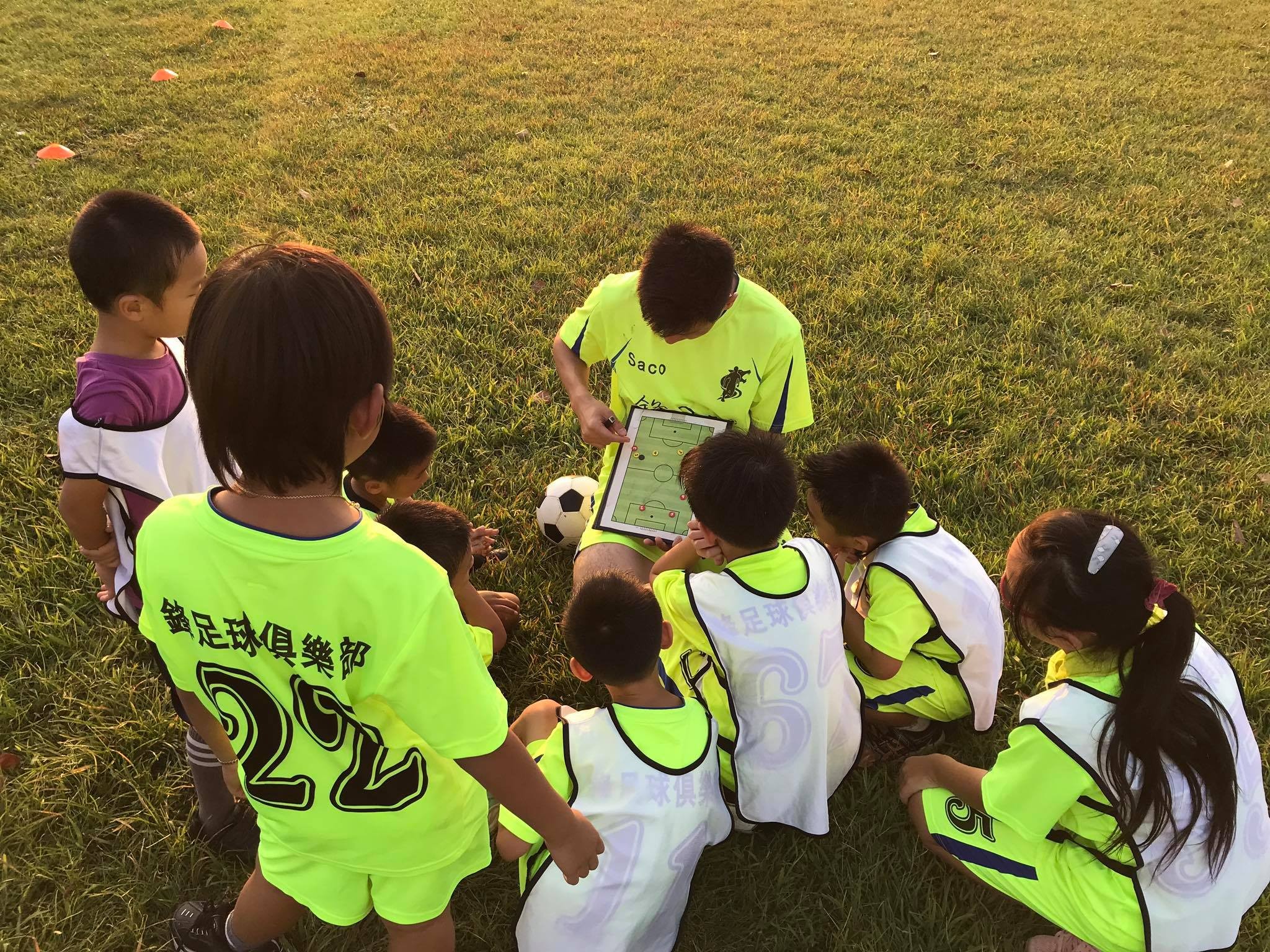 如何和孩子聊足球,幼儿足球应该从什么开始练习