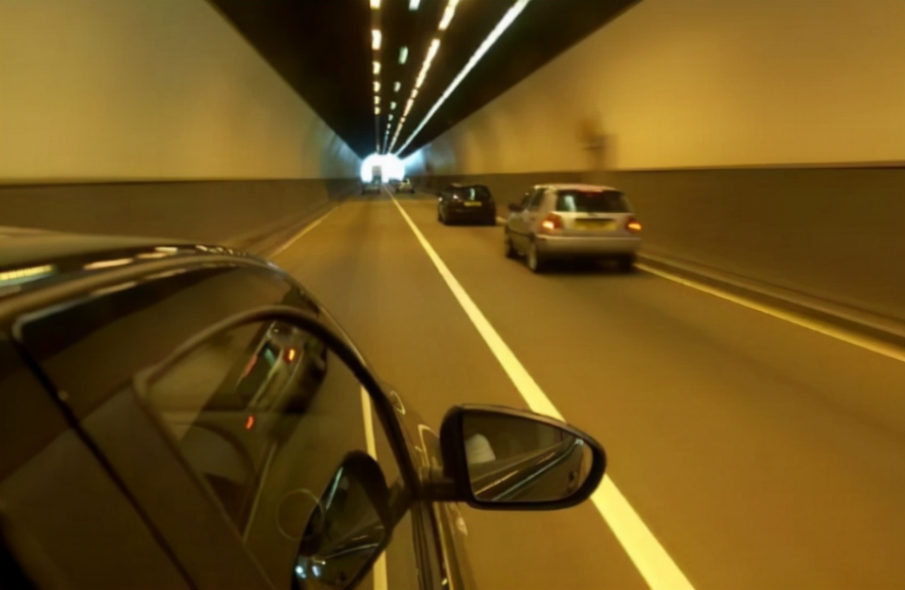 隧道里遇到龟速车,高速隧道遇到龟速行驶怎么处理