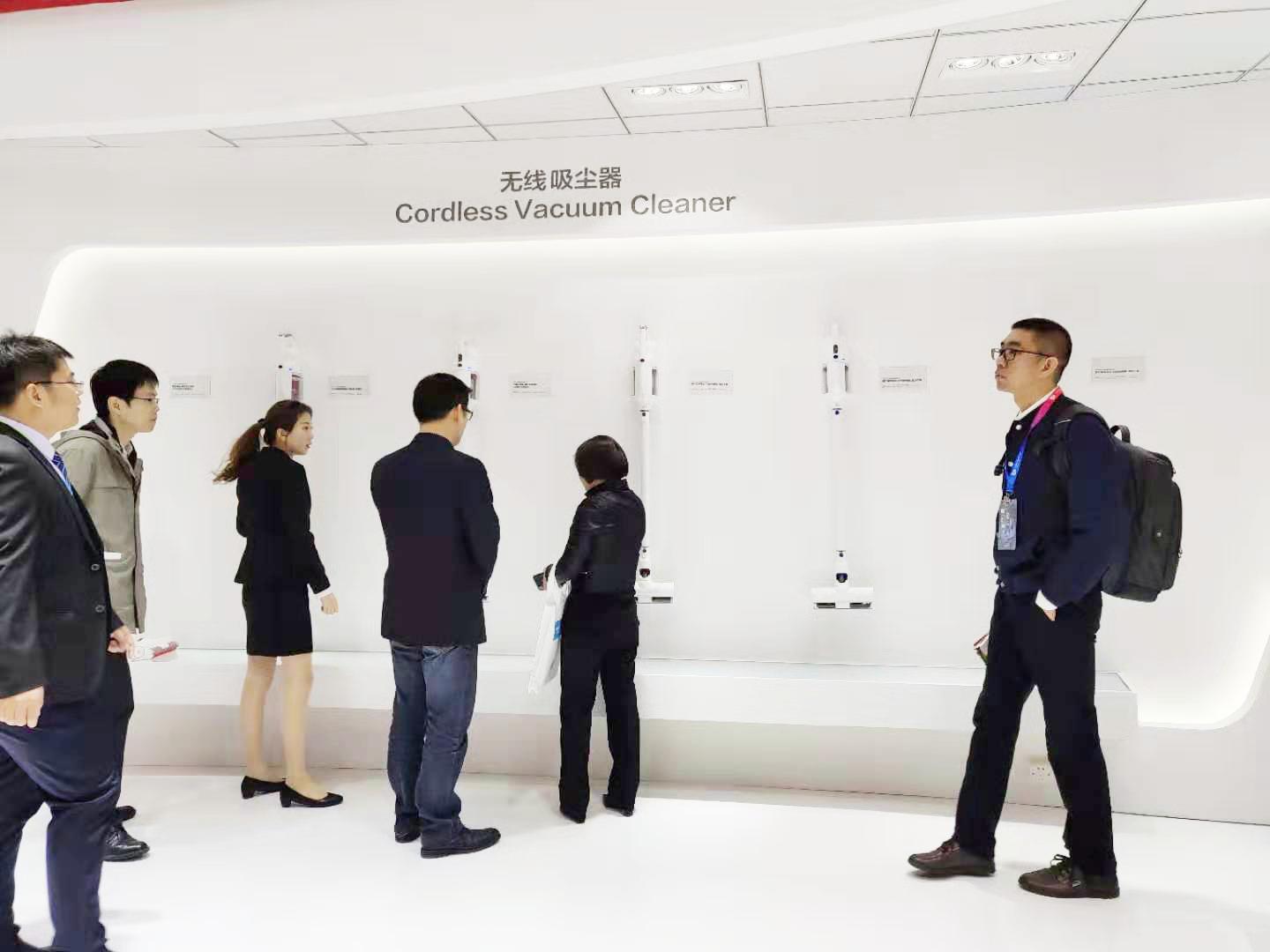 开启全能型清洁模式!小狗电器亮相AWE2019发布卧式吸尘器S9新品