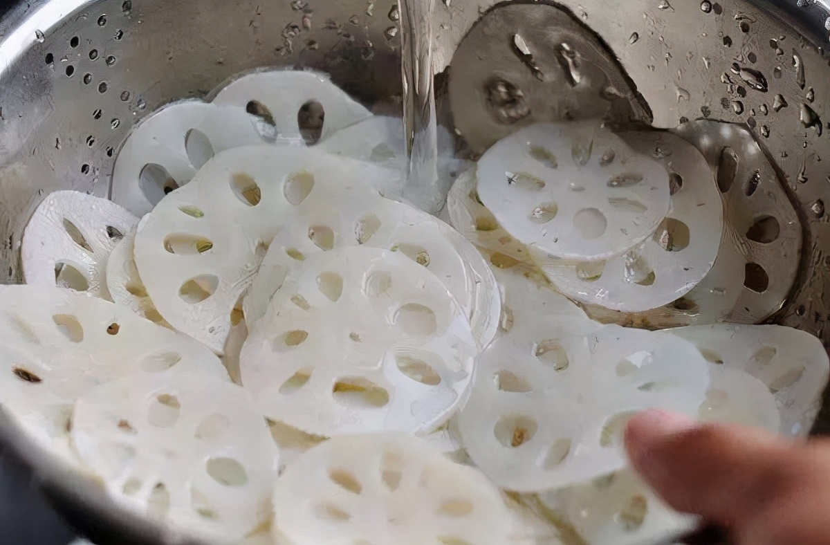 莲藕焯水为什么会变黑,莲藕为什么变红呢