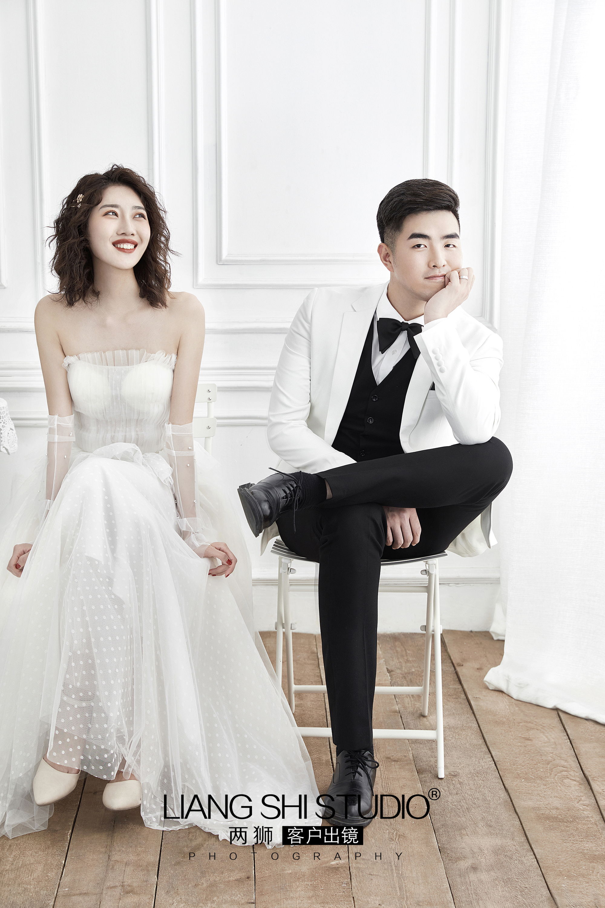 韩式极简内景婚纱照文案,鱼尾裙韩式内景婚纱照