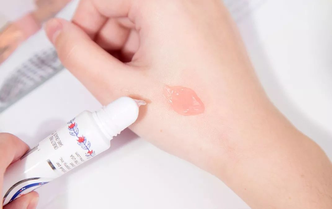 让你的嘴唇滋润一整天,让嘴巴嫩的唇膏