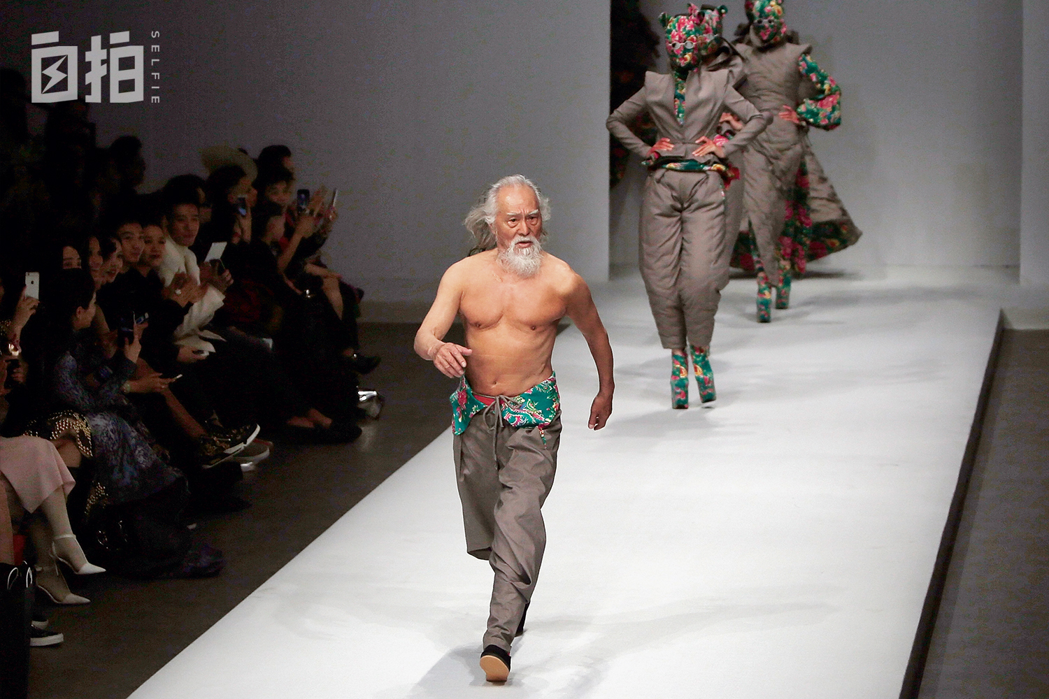 我，49岁开始北漂，79岁走秀爆红，85岁学开飞机，一辈子都在演戏