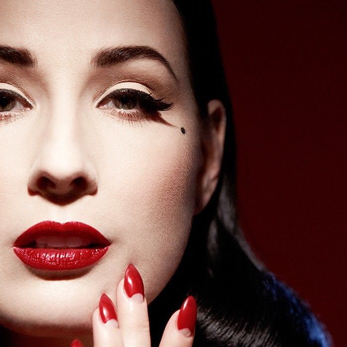 鬼魅娇容，迷倒众生——倾城名媛蒂塔·万提斯