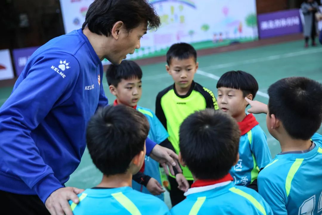 鄂老甲A走进傅家坡小学足球少年与前亚洲第一高中锋切磋球技