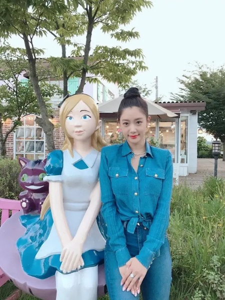 李成敏最迷人视频,李成敏白色深v礼服