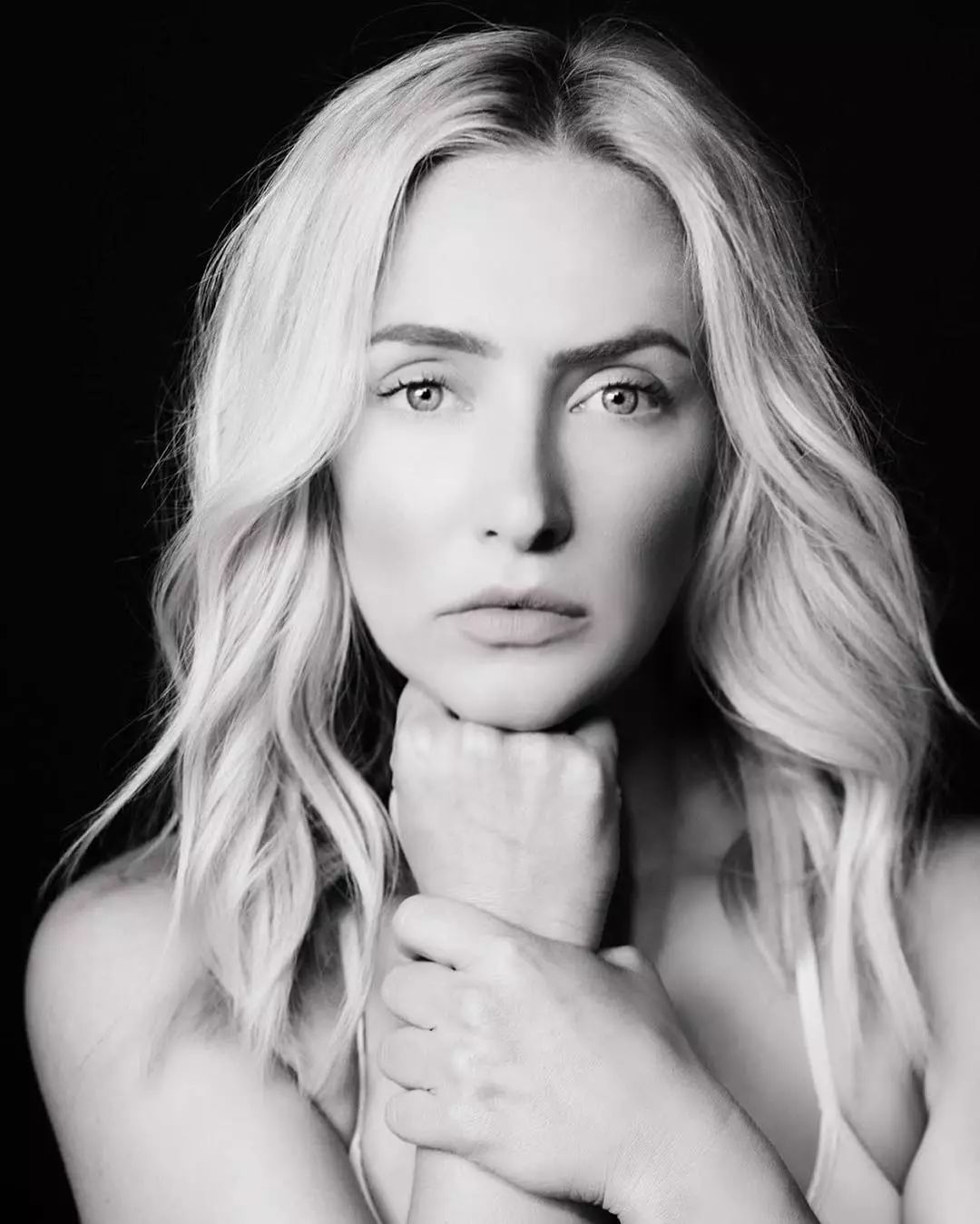 舅舅性侵、母亲家暴，她绝地反击，当上军官后，帮更多受虐孩子