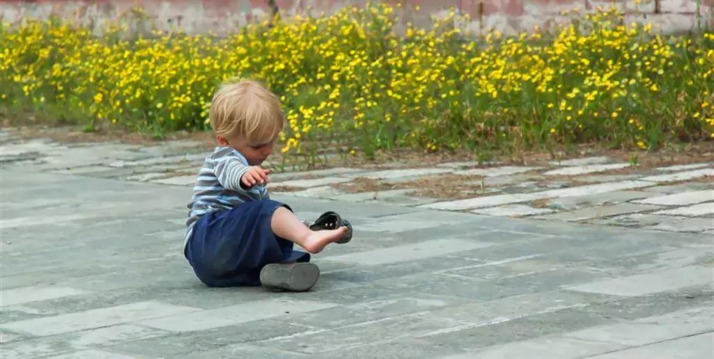 注意力不集中、鞋子穿反、喊他没反应？原来是孩子这里出了问题