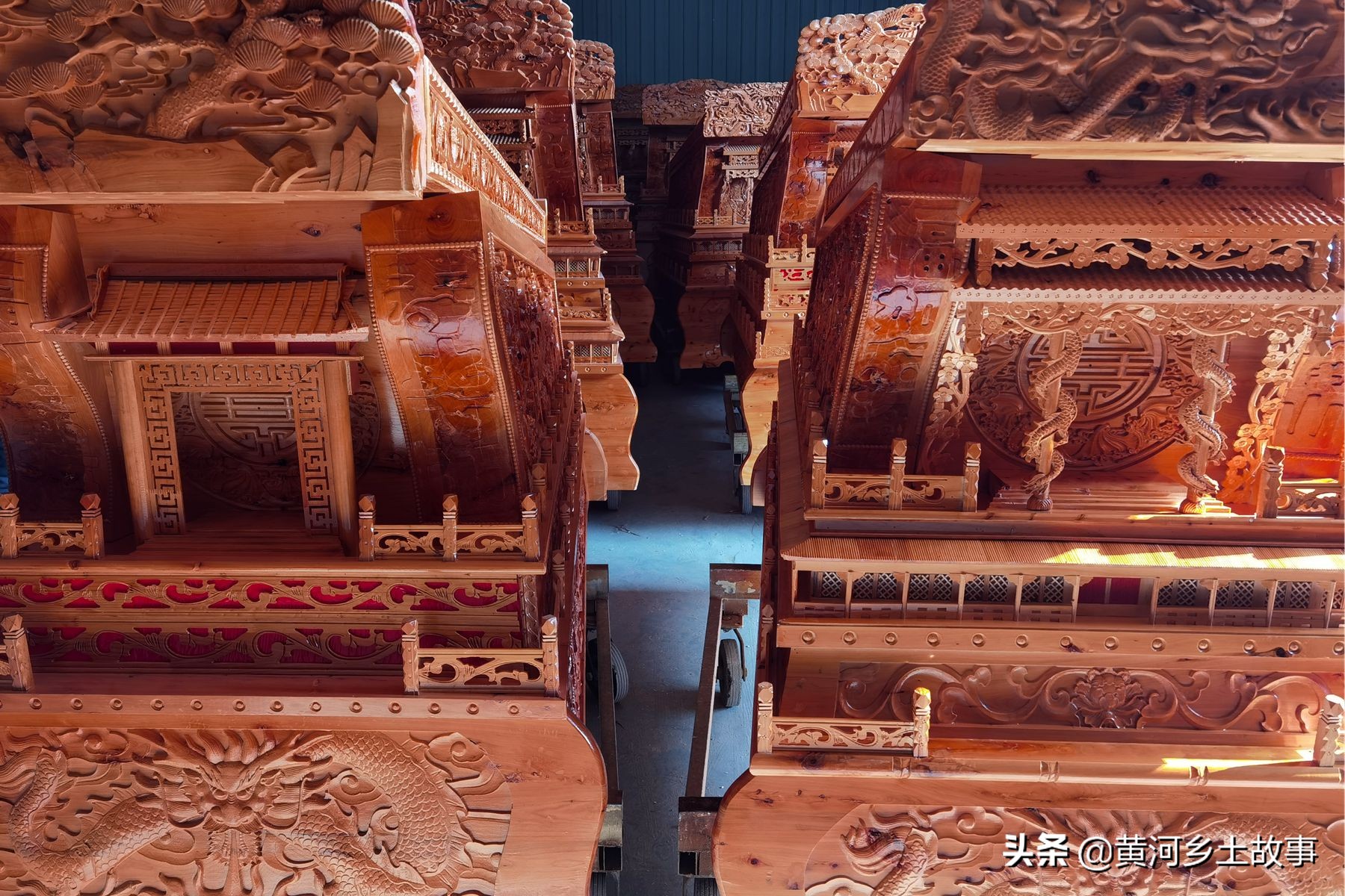 山西大哥做棺材视频,农村小伙做棺材