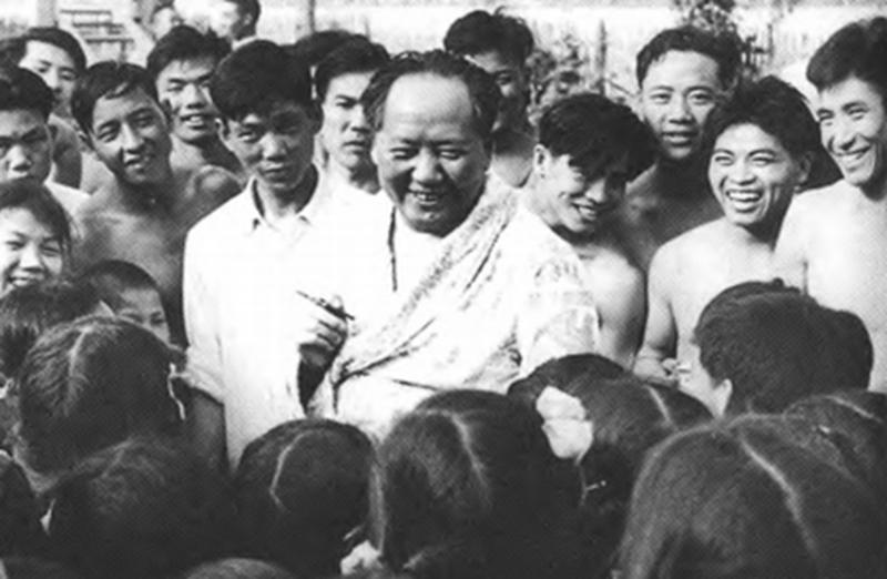 毛*东泽**时隔32年重回韶山，看到父母坟墓破烂不堪：不要修，就这样