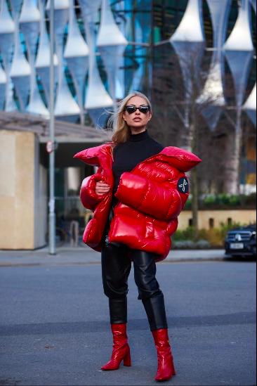 短款宽松羽绒服搭配单跟鞋,洋气短款羽绒服搭裤子
