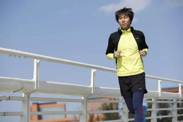 早晨跑步，上午工作，下午训练，带队冲进12强的李铁心情大好