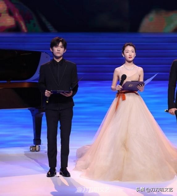 周冬雨少年的你荣获两个奖项,周冬雨获金像奖少年的你影后