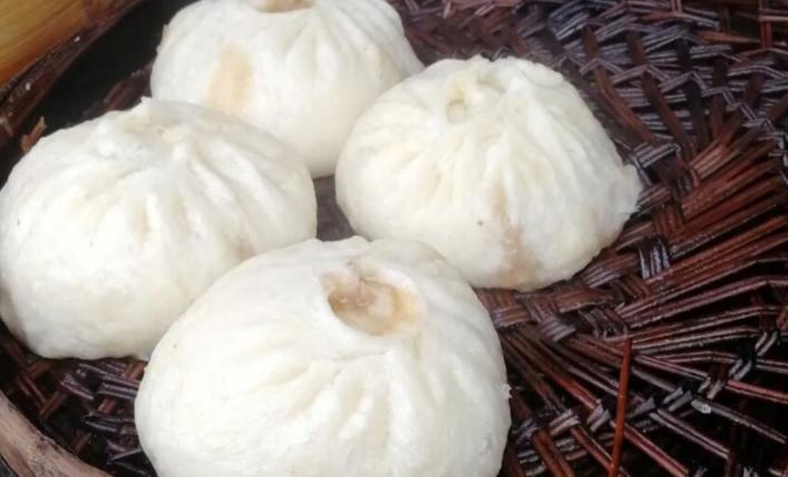 镇江这家路边包子铺，环境破烂却生意火爆，一个人最多能买10个